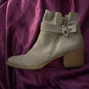 NWOB Paul Green Dallas Sand Zippered Ankle Bootie Sz US 9.5